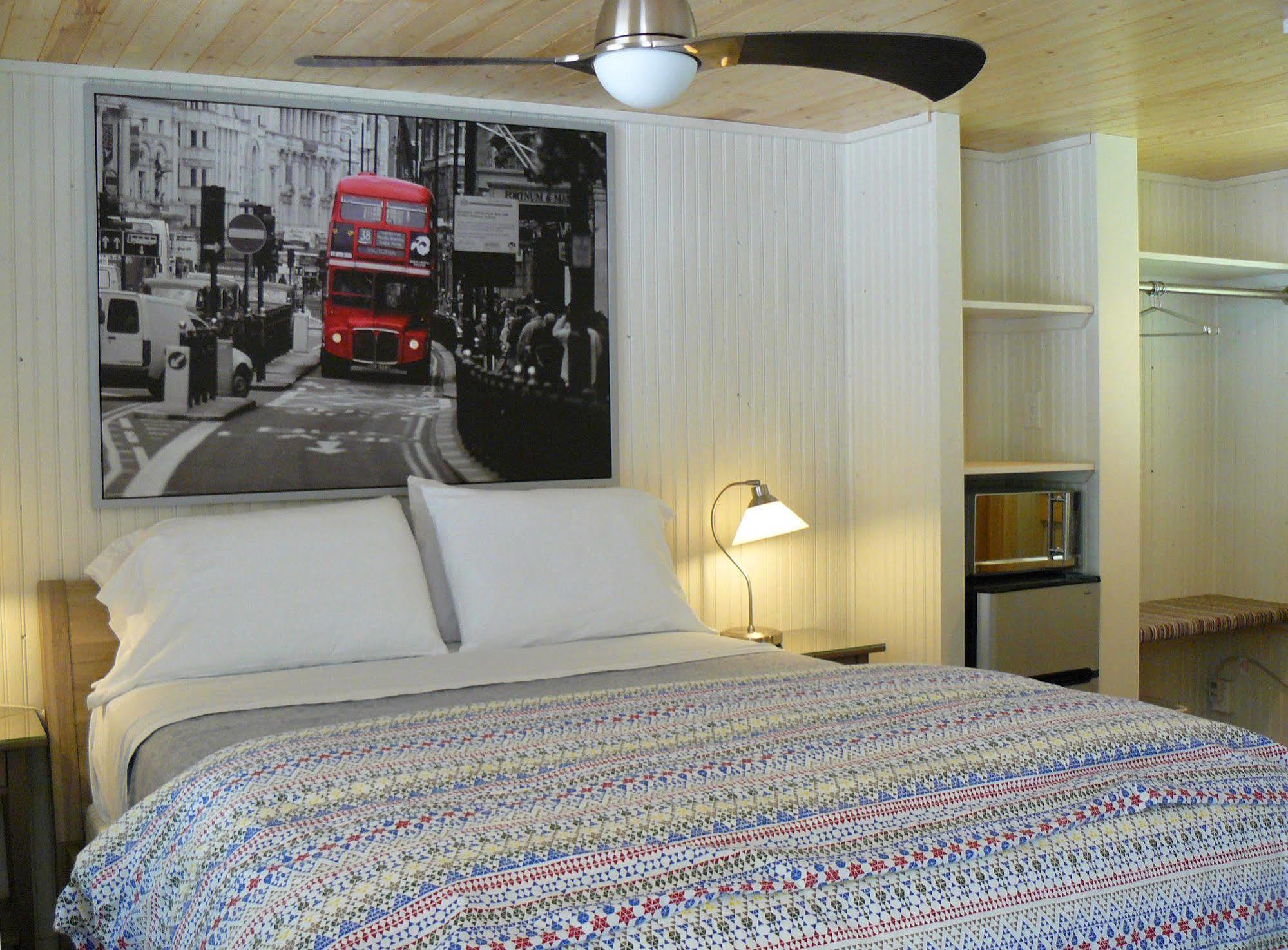 The Saugatuck Retro Resort Екстер'єр фото