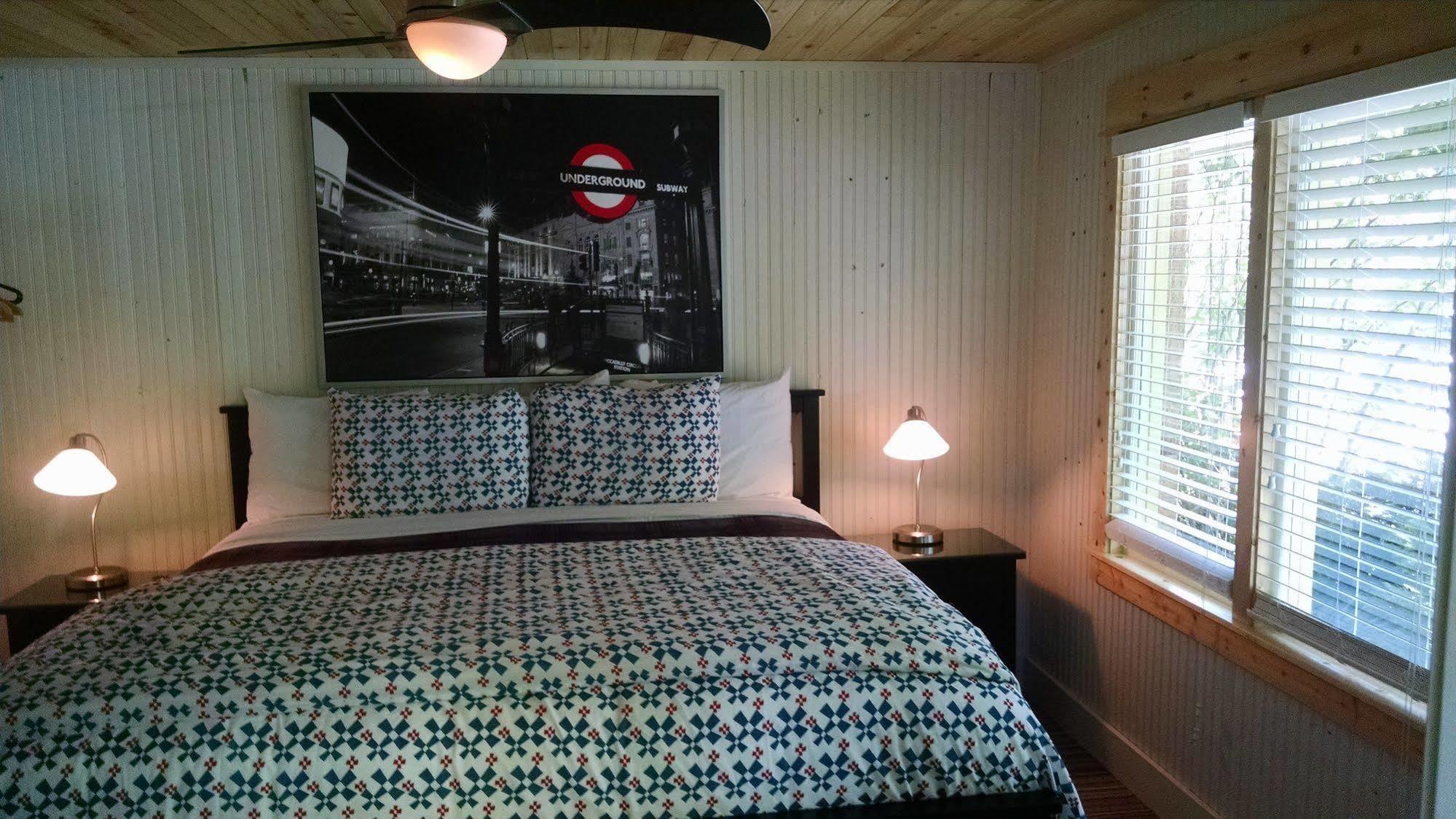 The Saugatuck Retro Resort Екстер'єр фото